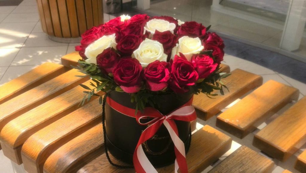 фото товару 27 троянд мікс в коробці