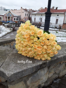 Великий букет кремових троянд фото