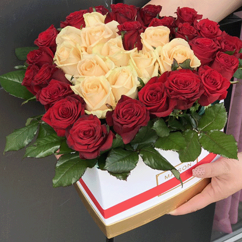 Фото товару 51 троянда серце у спеціальній коробці