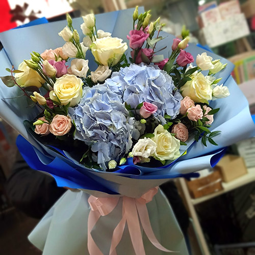 букет з троянд, спрей, еустом та блакитної гортензії фото