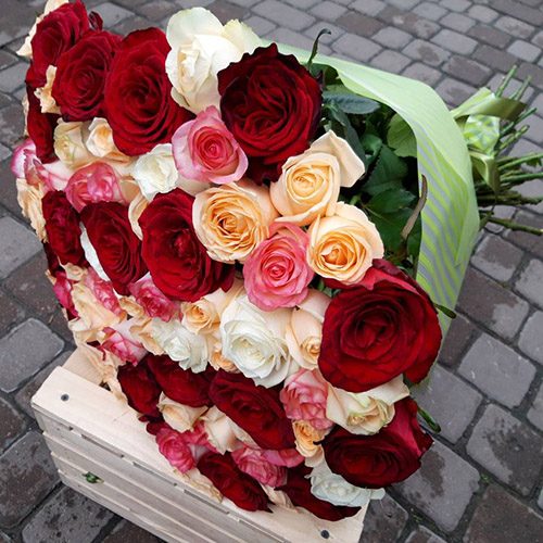 букет 101 різнокольорова троянда фото