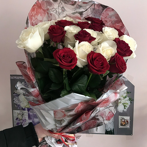 21 червоно-біла троянда в Івано-Франківську фото