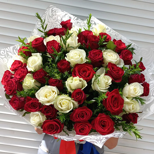 Фото товара 51 троянда "Красуня" у Івано-Франківську
