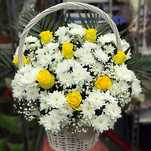 Фото товара Кошик "Білі хризантеми, жовті троянди" у Івано-Франківську