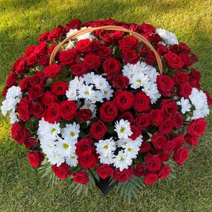 білі хризантеми, червоні троянди жалобний кошик фото