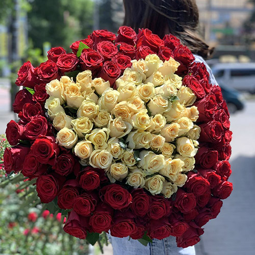 Фото товара 101 троянда "Серце" - червона і крем у Івано-Франківську