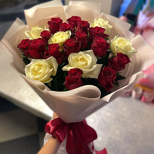 Фото товара 21 червона та біла троянда у Івано-Франківську