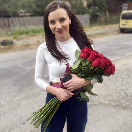 Дівчина з букетом червоних троянд фото дівчини з букетом червоних троянд